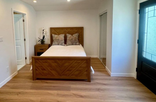 PRIVATE, COMPLETELY RENOVATED ROOMY STUDIO GUEST HOUSE WITH A SPACIOUSE YARD.