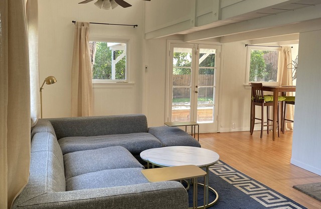 Private Cottage in the Hollywood Hills - Views of the Hollywood Sign