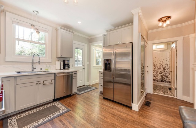 Private, Cozy, Quiet, Luxury, Mins to Hospital, Park, Restaurants & Coffee Shop