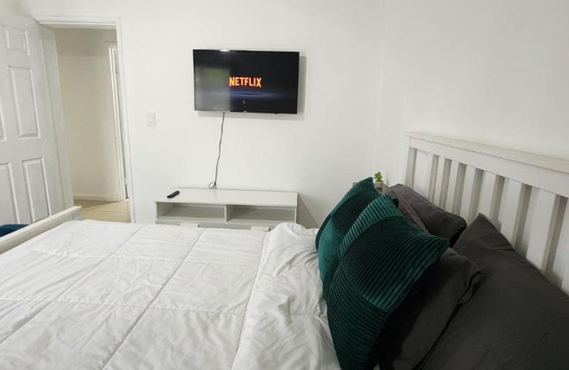 Private Cozy & Spacious Room at a house with pool