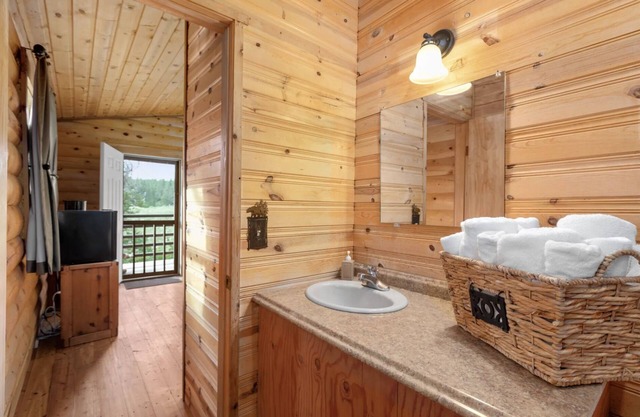 Private, Cozy cabin overlooking Glacier Park w/top rated restaurant on site
