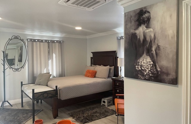 Private guest house, pool, kitchen & bath.