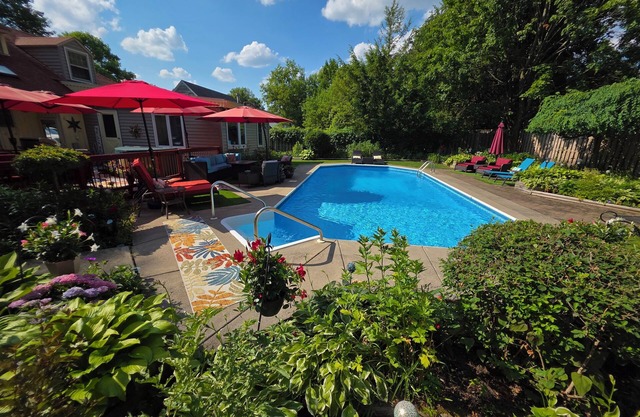 Private Guesthouse with Garage, Pool, Deck and Hot Tub in Fayetteville/Syracuse