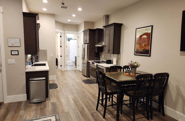 Private Home-2 Bed/2 Bath -HOT TUB/Near Zion NP