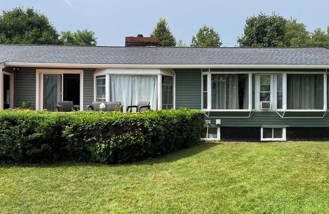 Private home on the lake with gorgeous views & modern amenities that sleeps 10