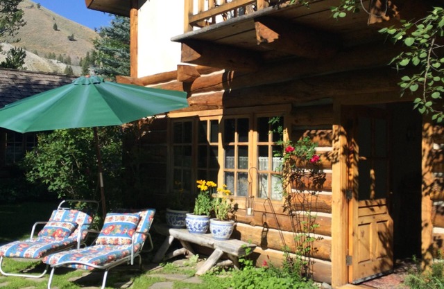Private home on the river with hot spring. World class fishing biking hiking