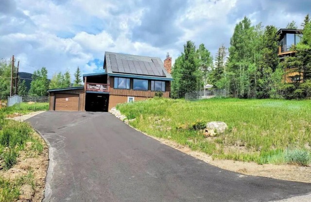Private hot tub, Trails, Deck, Incredible views !
