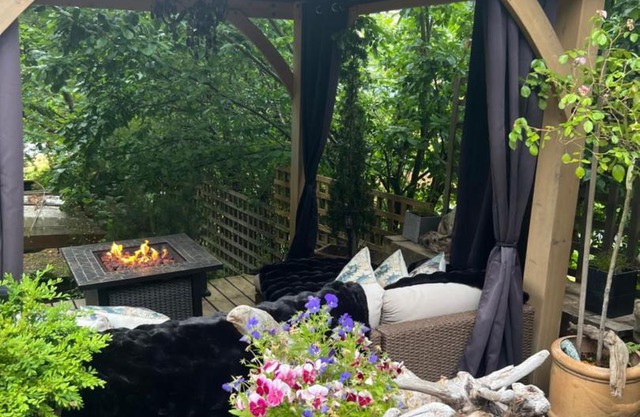 PRIVATE HOUSE Seas The Day HOT TUB PETS BBQ BEACHES Artists Studio Lower Gibsons The Bay