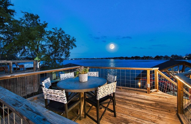 Private, Lake-Front, Guest Suite on Lake Granbury, near downtown!