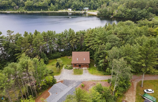 Private Lake Front House with Large Yard with Kayaks and Stand-up paddleboards!