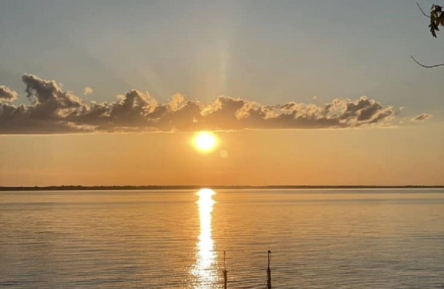 Private Lakefront Cottage w/Spectacular Sunsets!