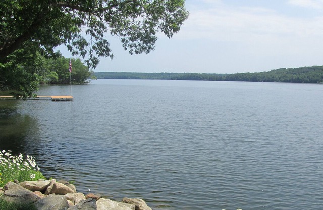 Private lakeside cottage, within walking distance of 36 hole golf course.