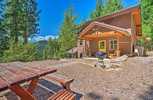 Private Leavenworth Cabin w/Mtn Views & Fire Pit