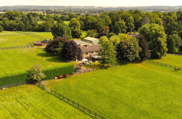 Private Luxe House & Hot tub in a Country Estate.