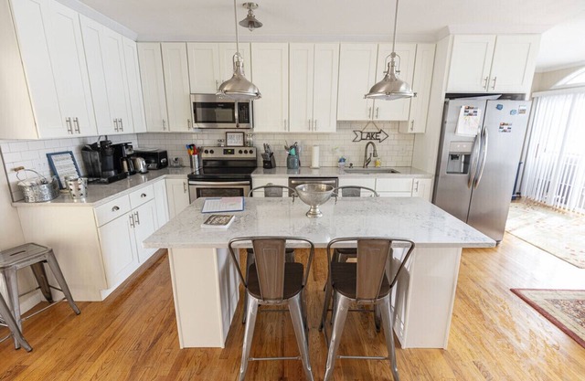 Private & Peaceful Renovated Skaneateles Lake Cottage- 200' private lakefront