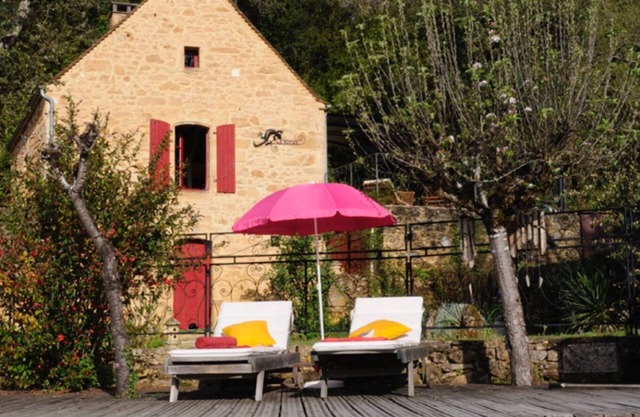 Private pool. Charming 18thC house. Peaceful but central.