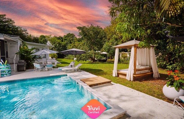 Private Pool Cottage–Tropical Garden, Firepit, Fast WiFi, Family & Pet-Friendly