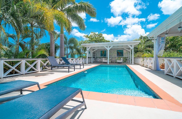 Private Pool Tropical Escape