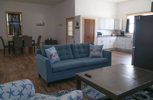 Private, quiet & beautiful second story with peek a boo water views