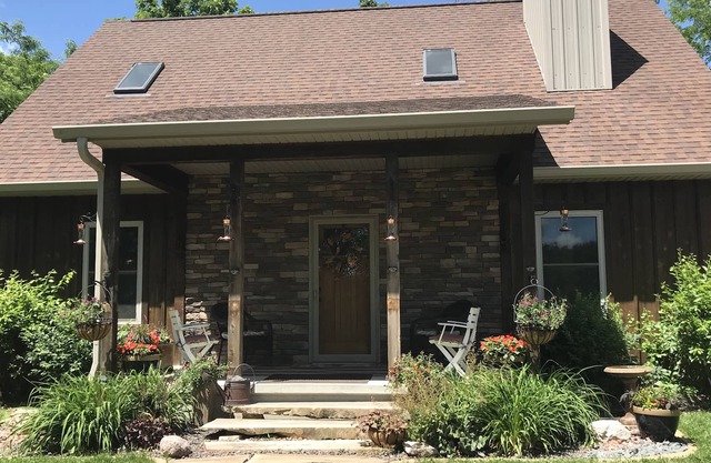 Private Retreat On 100 Acres -Outdoor HOT TUB. Reconnect with nature.