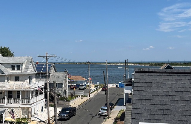 Private room and bathroom in a luxury home. Walking distance to beaches!