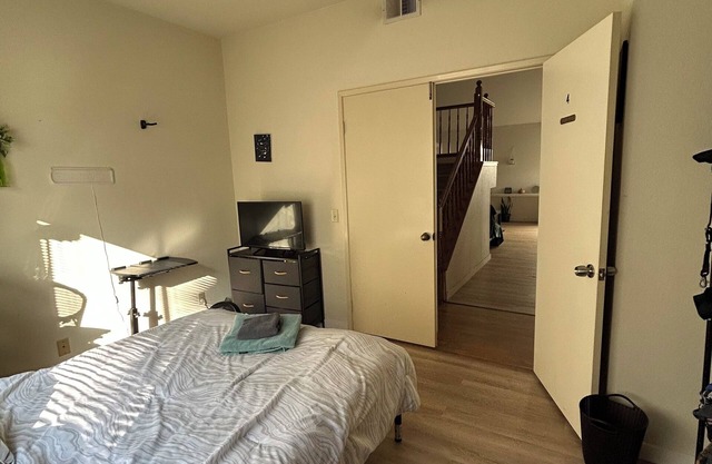 Private Room in Comfortable Home for Students or Young Professionals