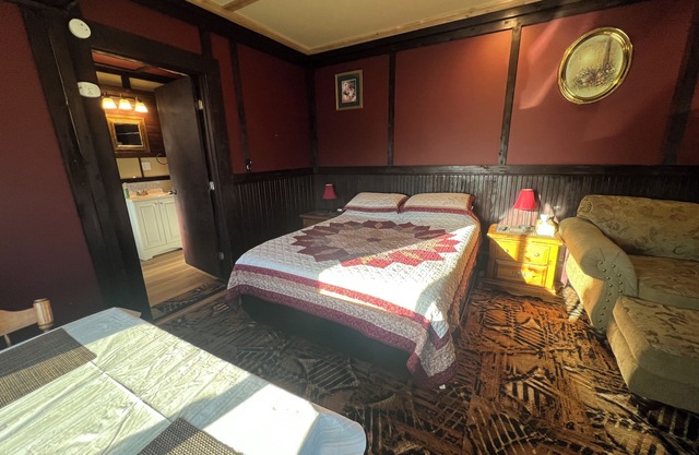 Private Room With Pub Lounge on Site!