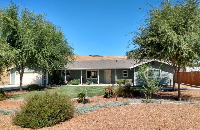 Private, rural 2 bedroom home (3rd bedrmn optional) with hot tub in wine country