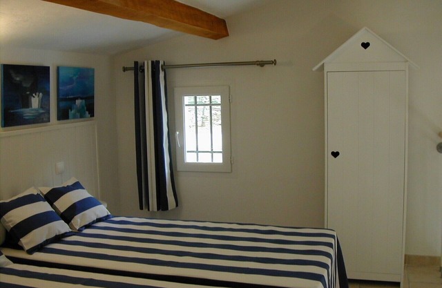 Private Studio Provencal villa located in lush greenery for 2 people.