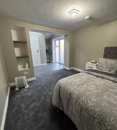 Private Studio Retreat with WiFi & HD TV & Workspace