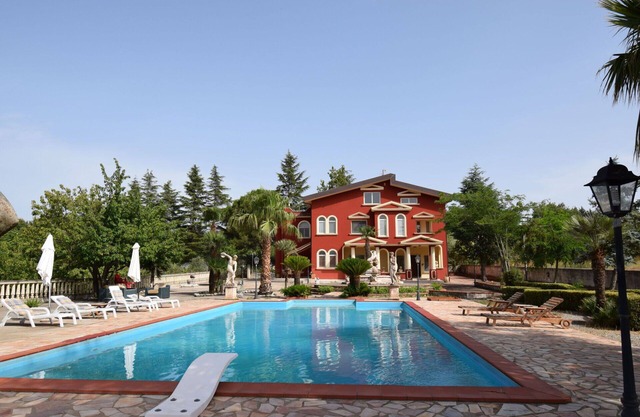 Private Villa with hot tub, WIFI, private pool, patio, pets allowed, panoramic view, parking