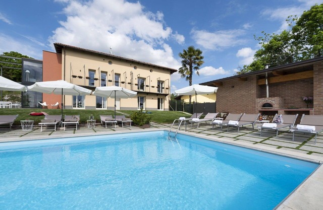 Private Villa with A/C, WIFI, private pool, TV, patio, panoramic view, parking, close to Alba