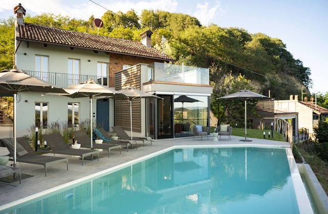 Private Villa with hot tub, private pool, sauna, WIFI, A/C, TV, patio, panoramic view, close to Alba
