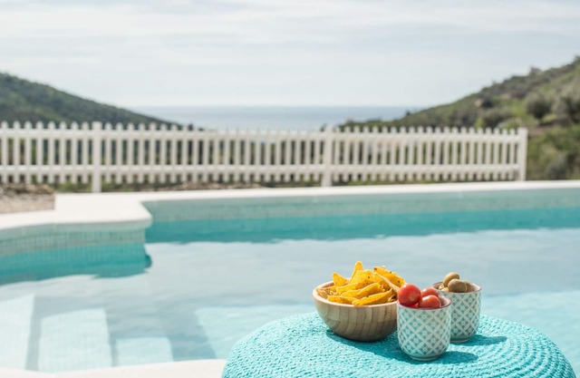 Private villa with sea view & swimming pool in the hills, 45 km from Màlaga