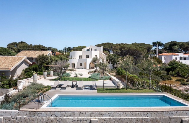 Private Villa with WIFI, private pool, A/C, TV, patio, panoramic view, parking, close to Syracuse