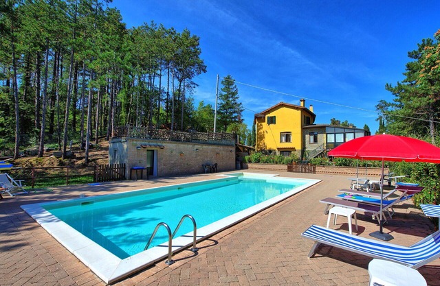 Private Villa with WIFI, private pool, TV, balcony, panoramic view, parking, close to Arezzo