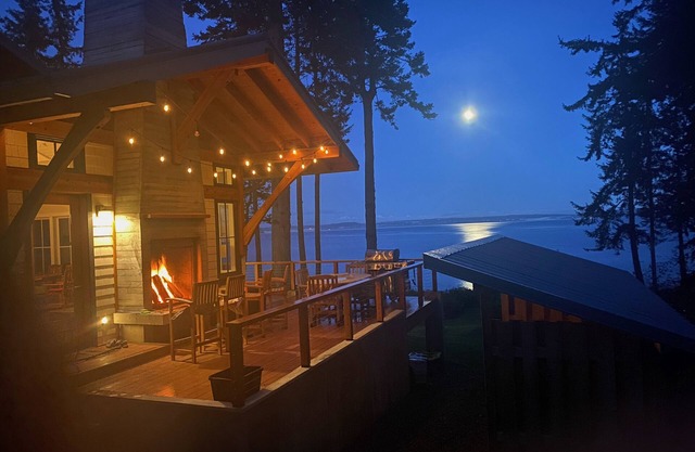 Private Waterfront Getaway - Ultimate in Work-From-Home Luxury