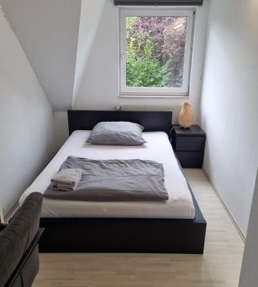 Privates Doppelbettzimmer mit Flachbild TV und Küche bei Hamburg City und Airport