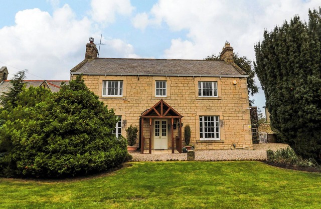 PRUDHOE COTTAGE, pet friendly, character holiday cottage in Prudhoe