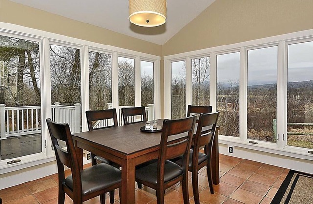 Pucker Street: 2 br, fireplace, a/c, deck, direct Mansfield views!