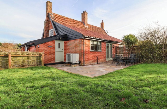 PUDDING COTTAGE, WESTLETON, pet friendly, with open fire in Westleton