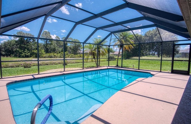 Punta Gorda Vacation Retreat with pool-15 minutes to downtown.