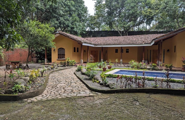 Pura Vida with private pool, WiFi, and parking between Orotina and Jaco