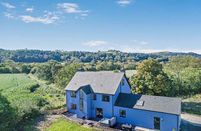 Pyllau Isaf - Six Bedroom House, Sleeps 12