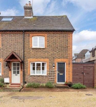 Quaint 3 bed Cottage in central Dorking with parking