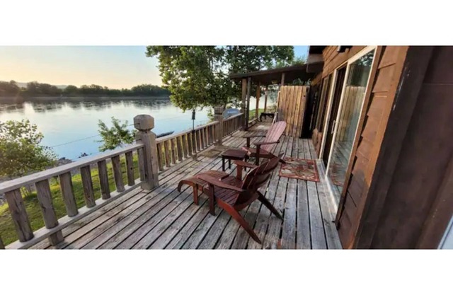 Quaint and peaceful waterfront cabin UNIT #2