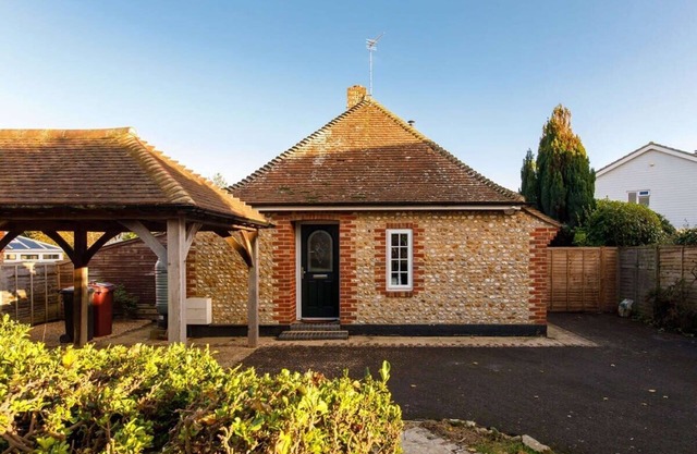Quaint Coastal Cottage - 5 mins from Beach