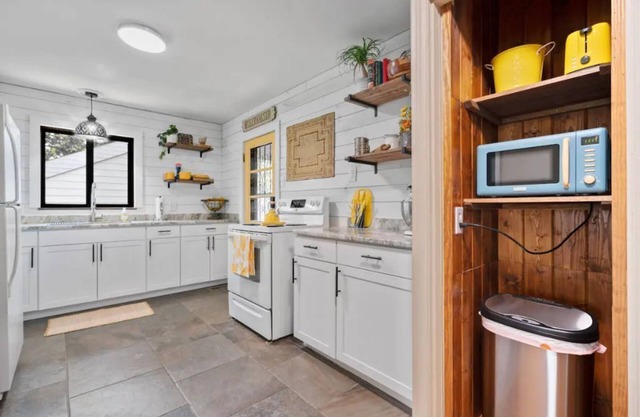 Quaint Cottage minutes to Oaklawn and Downtown