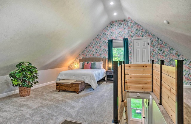 Quaint + Cozy Indianapolis Getaway w/Yard!