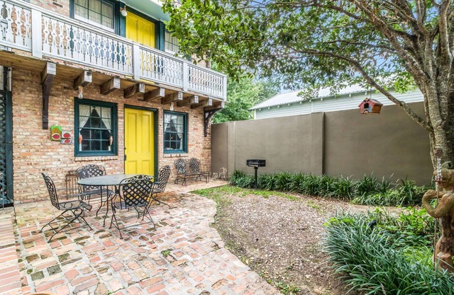 Quaint Historical Studio, Courtyard, W/D, King Bed; Minutes From Lafayette